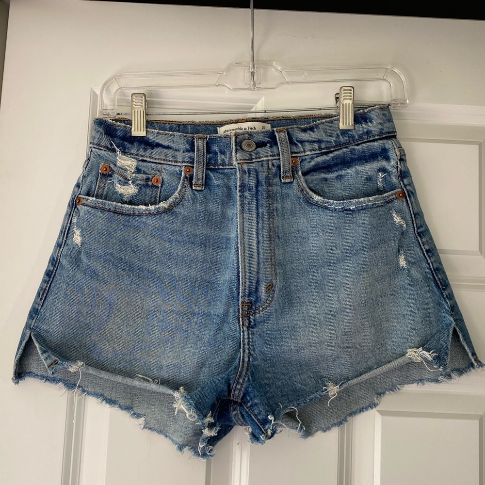 Abercrombie High Rise Mom Short - Light Wash - Size 27